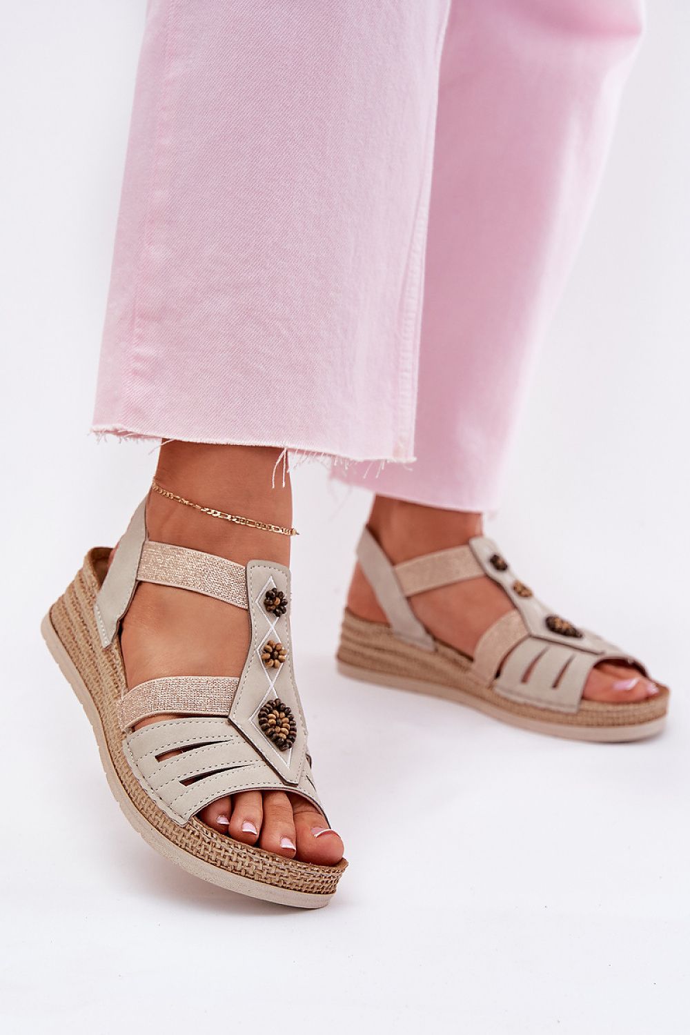 Sandalias INBLU tono crema con pedrería étnica y cuña vista frontal
