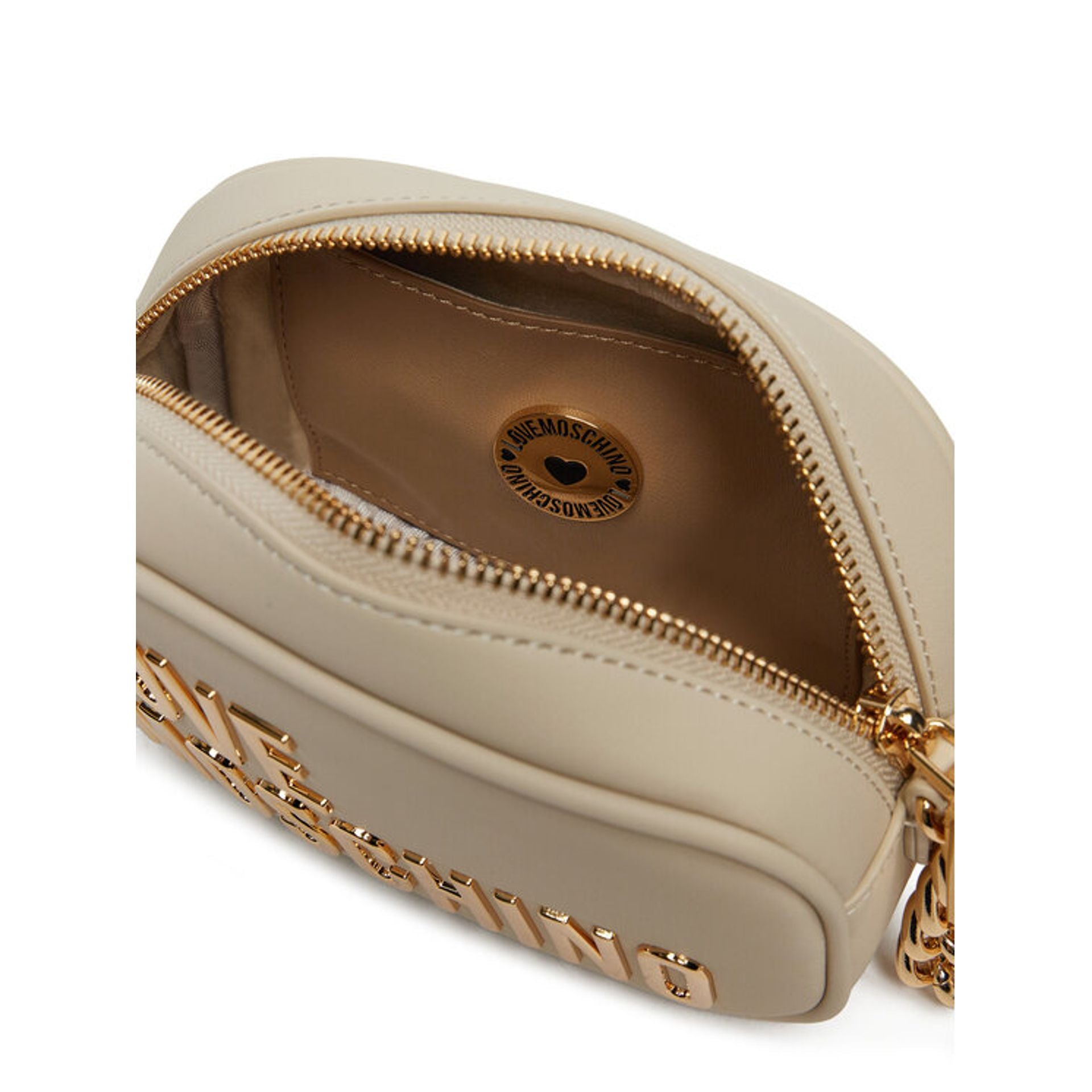 Vista del interior abierto de un bolso beige con forro claro y chapa redonda con logo de corazón Love Moschino.