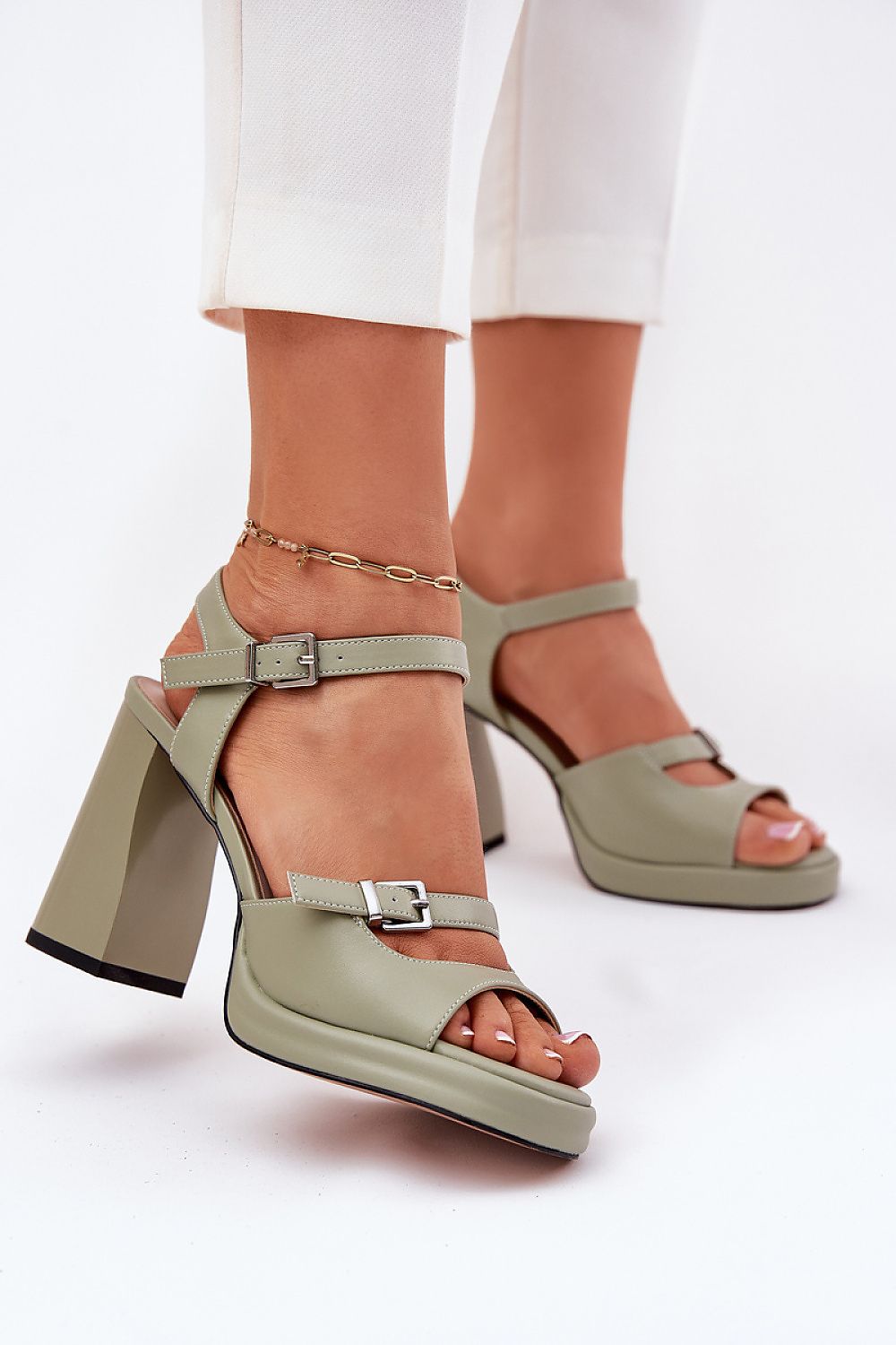 Sandalia de piel en verde salvia con tacón ancho y doble hebilla – vista frontal