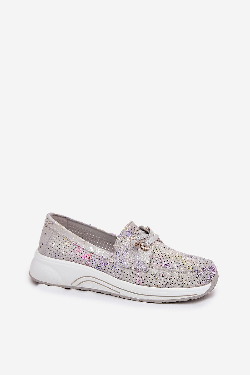 Sneakers troqueladas de ante gris con cordones elásticos y plataforma blanca, vista lateral en fondo neutro.