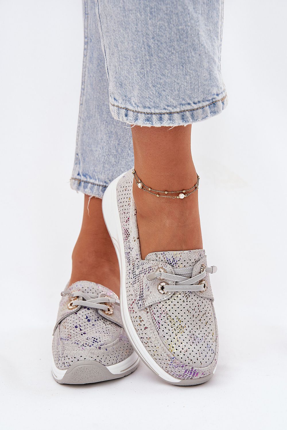 Zapatillas de mujer en ante beige con acabado brillante