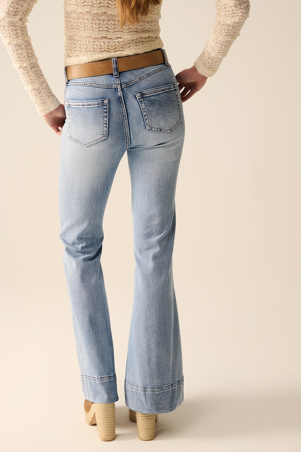 Jeans acampanados de lavado claro hechos de denim de alta calidad