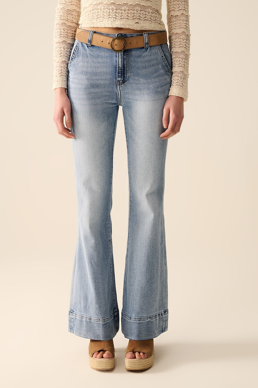 Jeans acampanados de lavado claro hechos de denim de alta calidad