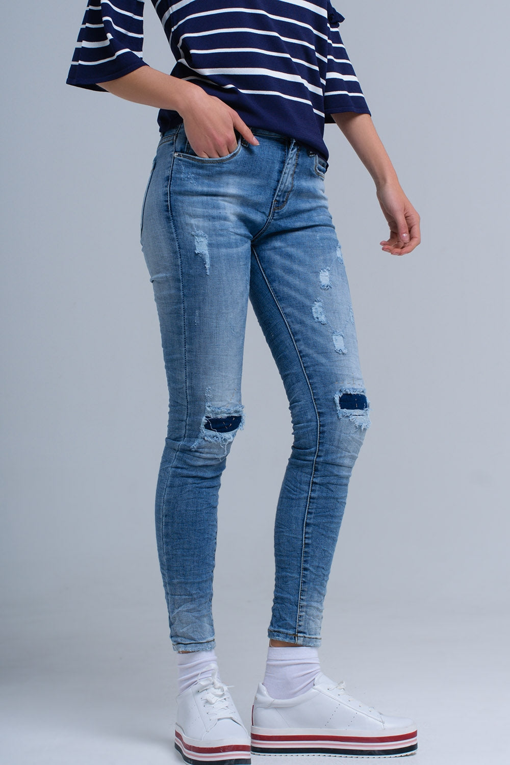 Jeans ajustados con rasgaduras