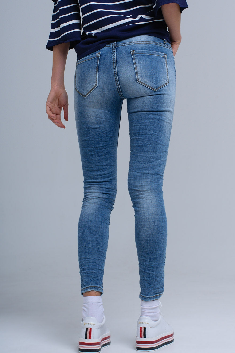 Jeans ajustados con rasgaduras