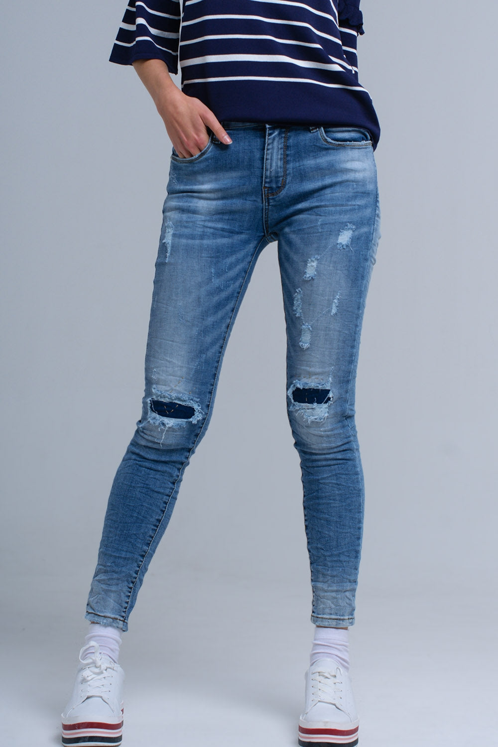 Jeans ajustados con rasgaduras