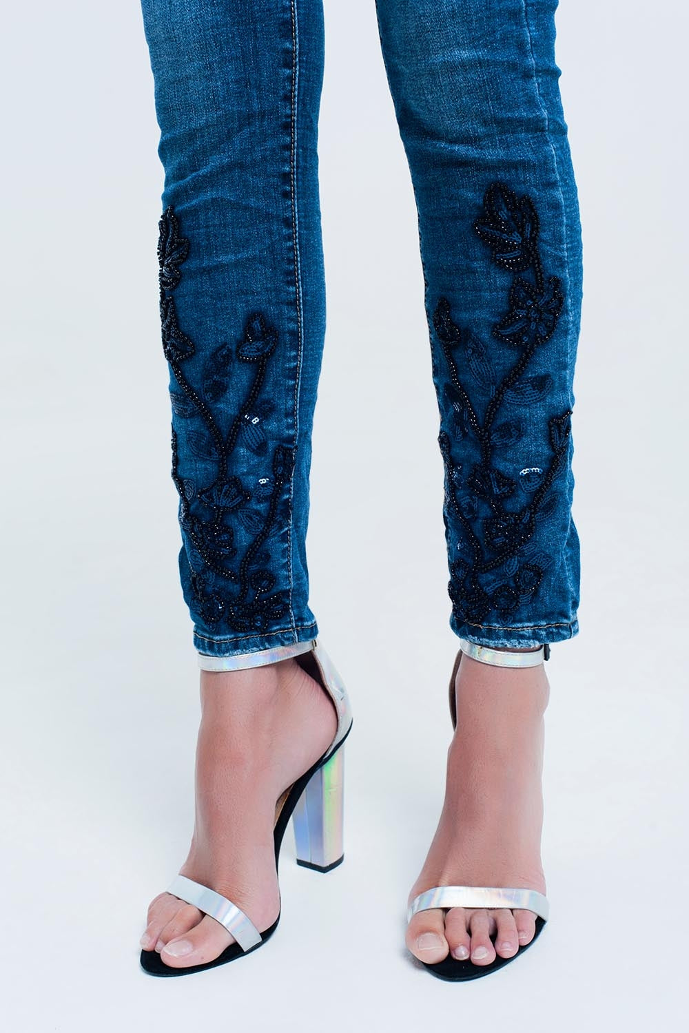 Jeans azul ajustado con pedreria