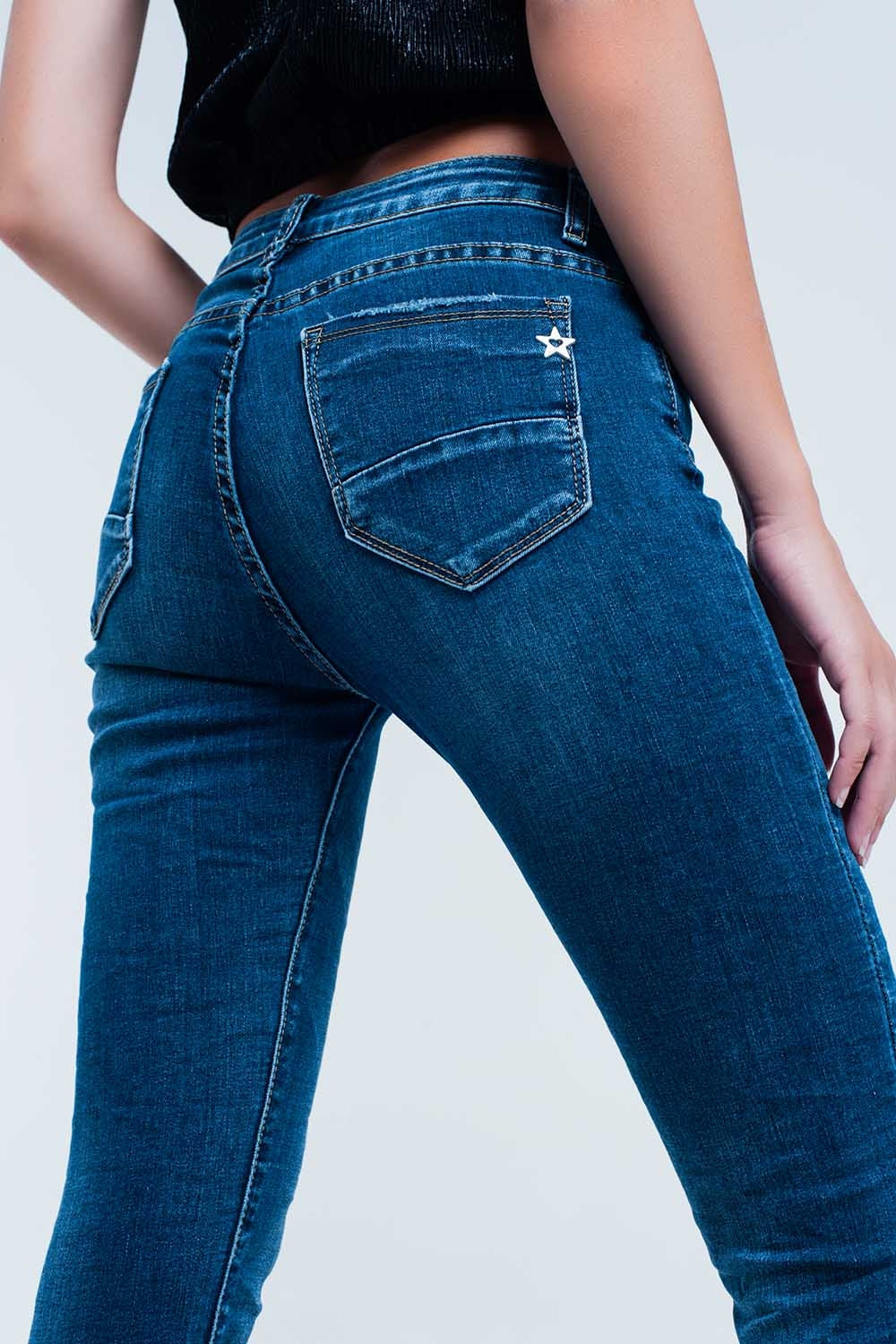 Jeans azul ajustado con pedreria