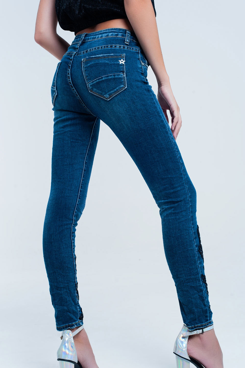 Jeans azul ajustado con pedreria