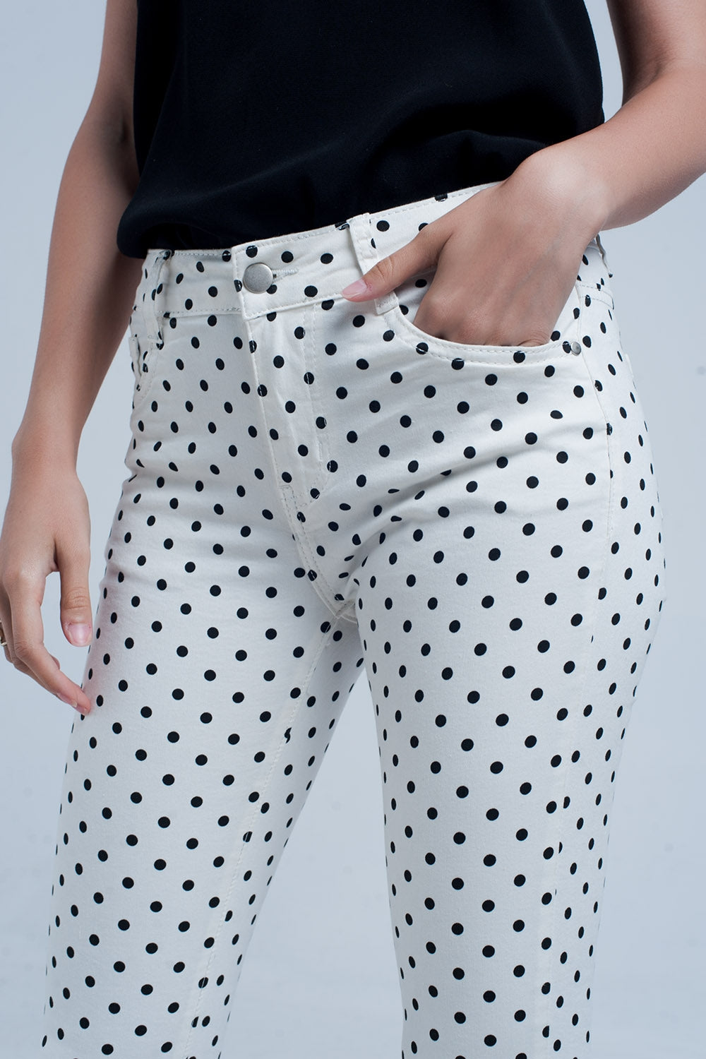 Jeans blancos con estampado de lunares