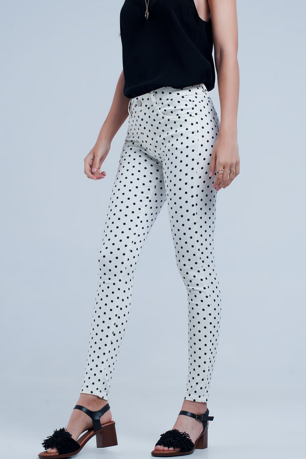 Jeans blancos con estampado de lunares