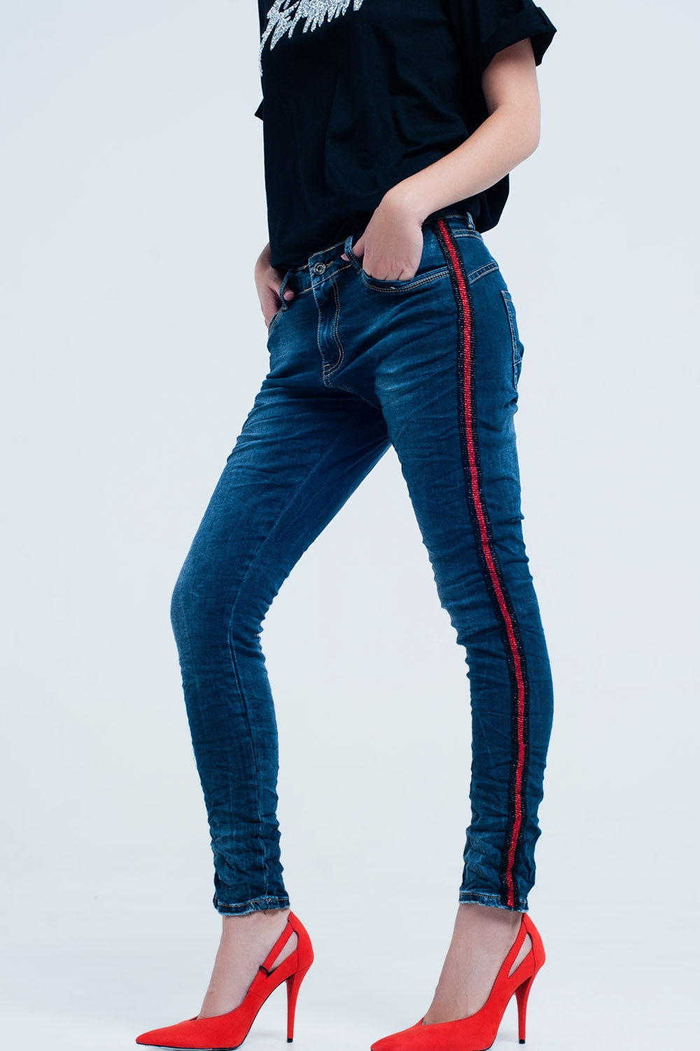 Jeans boyfriend  azul oscuro con banda lateral roja