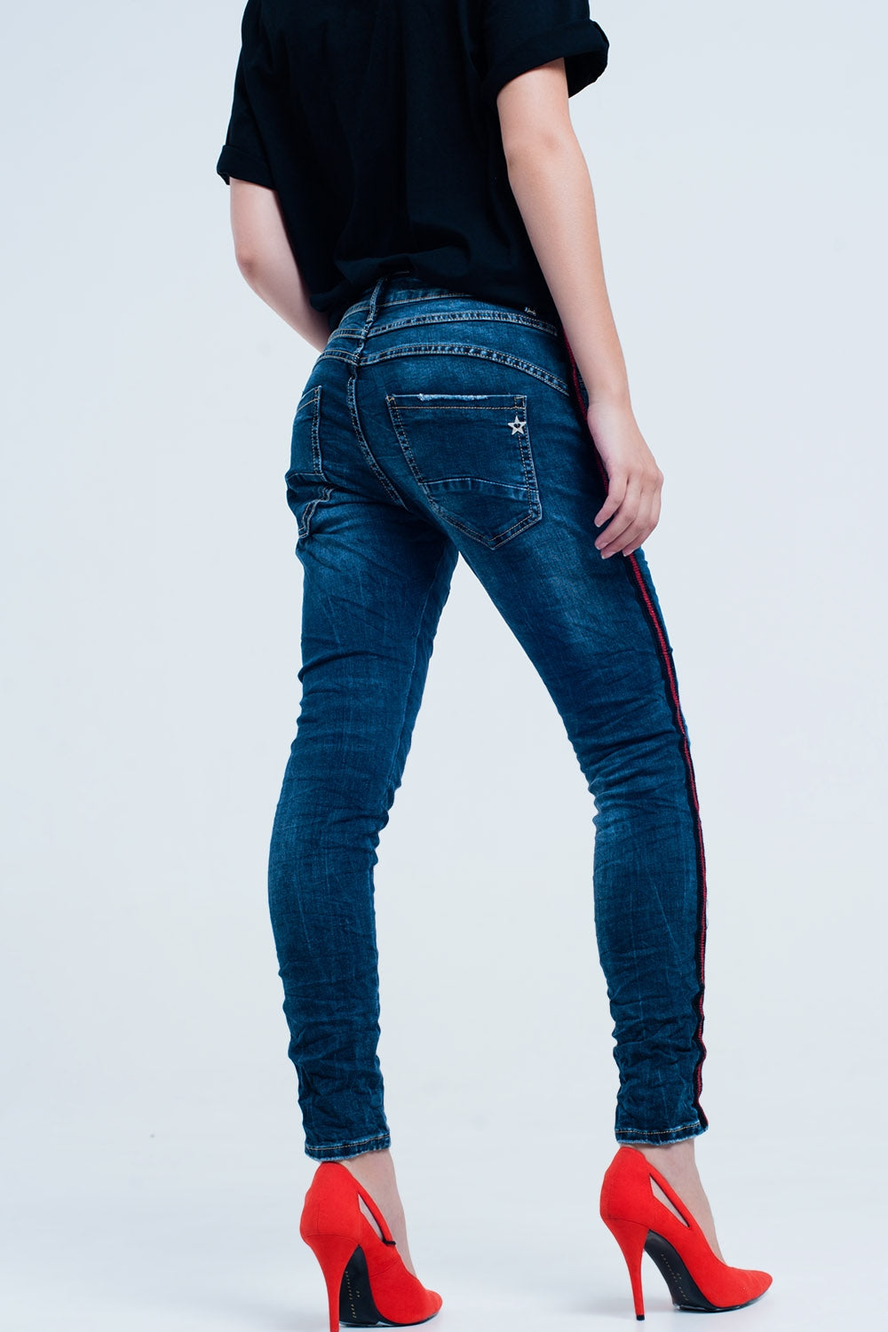 Jeans boyfriend  azul oscuro con banda lateral roja