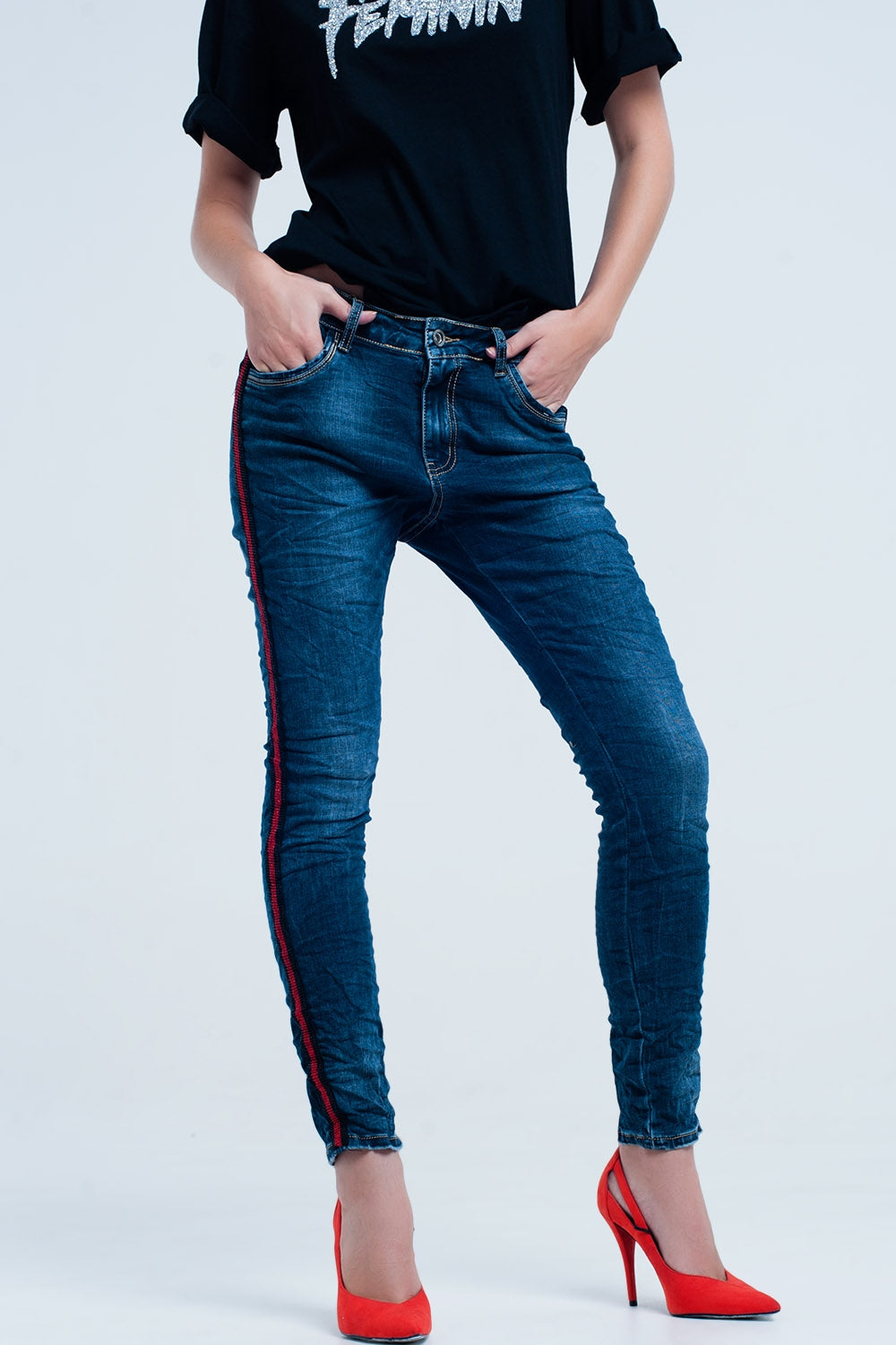Jeans boyfriend  azul oscuro con banda lateral roja