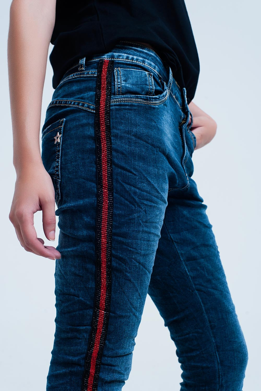 Jeans boyfriend  azul oscuro con banda lateral roja
