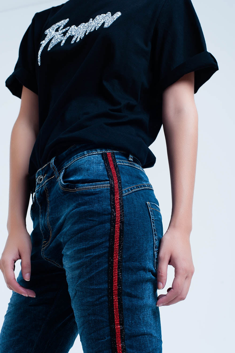 Q2 Jeans boyfriend  azul oscuro con banda lateral roja