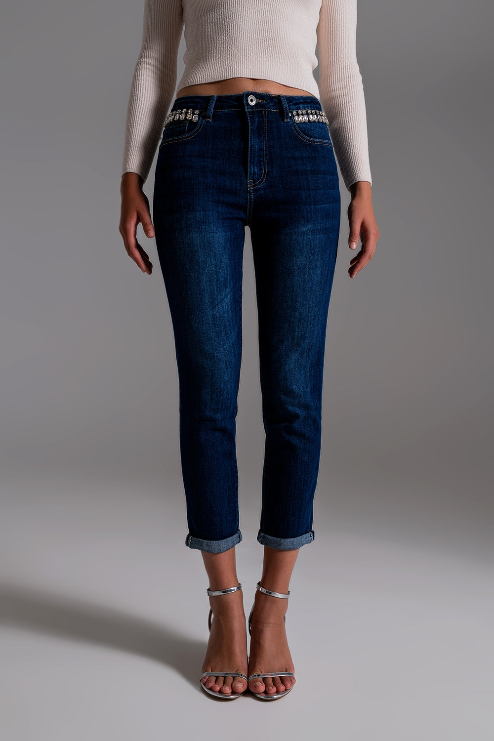 Jeans con flecos strass en los bolsillos en lavado oscuro