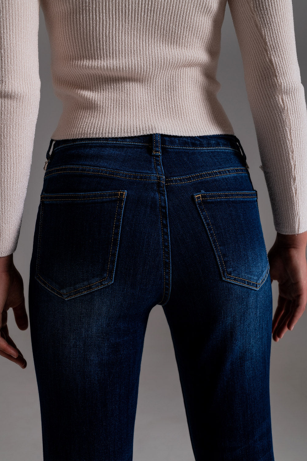 Jeans con flecos strass en los bolsillos en lavado oscuro