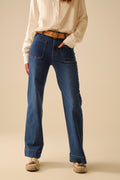 Jeans de lavado oscuro con pierna ancha y bolsillos