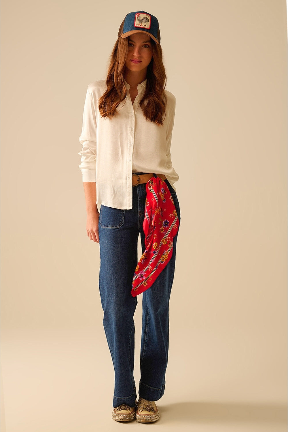 Jeans de lavado oscuro con pierna ancha y bolsillos