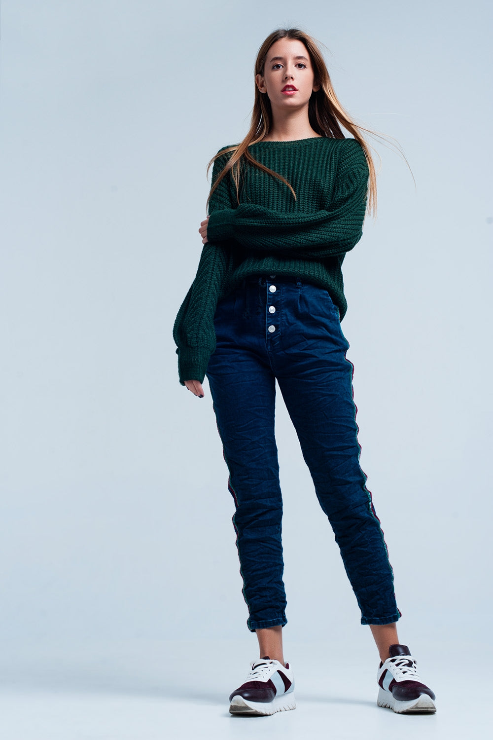 Jeans jogger con raya lateral granate y verde