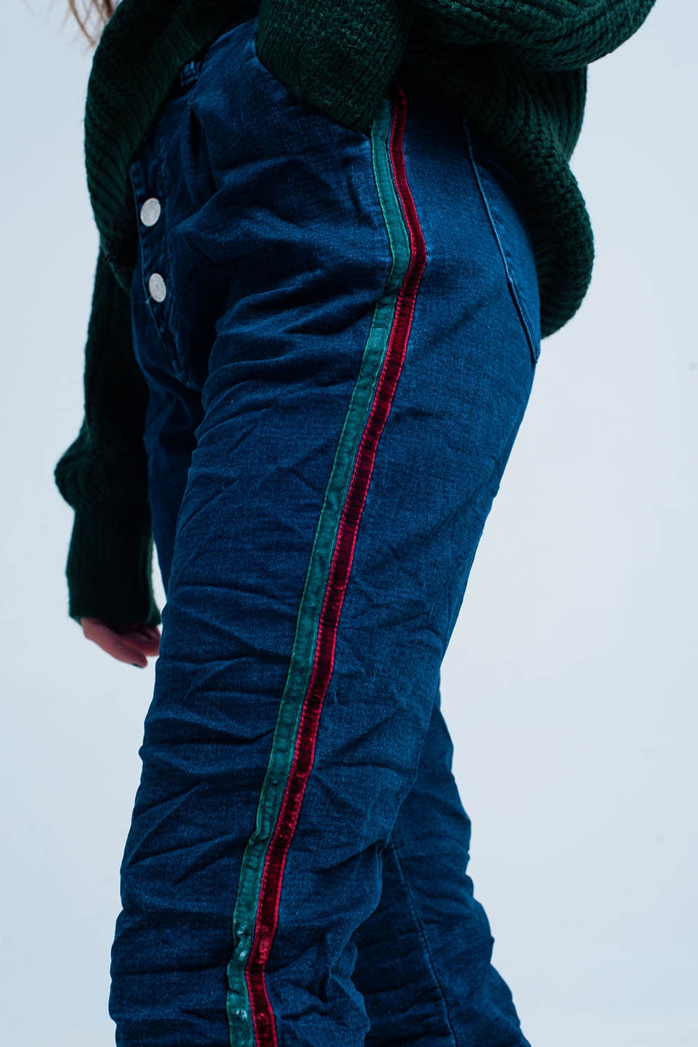 Jeans jogger con raya lateral granate y verde