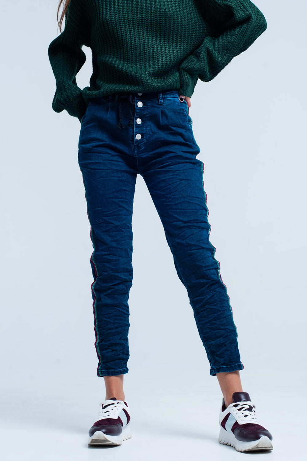 Jeans jogger con raya lateral granate y verde