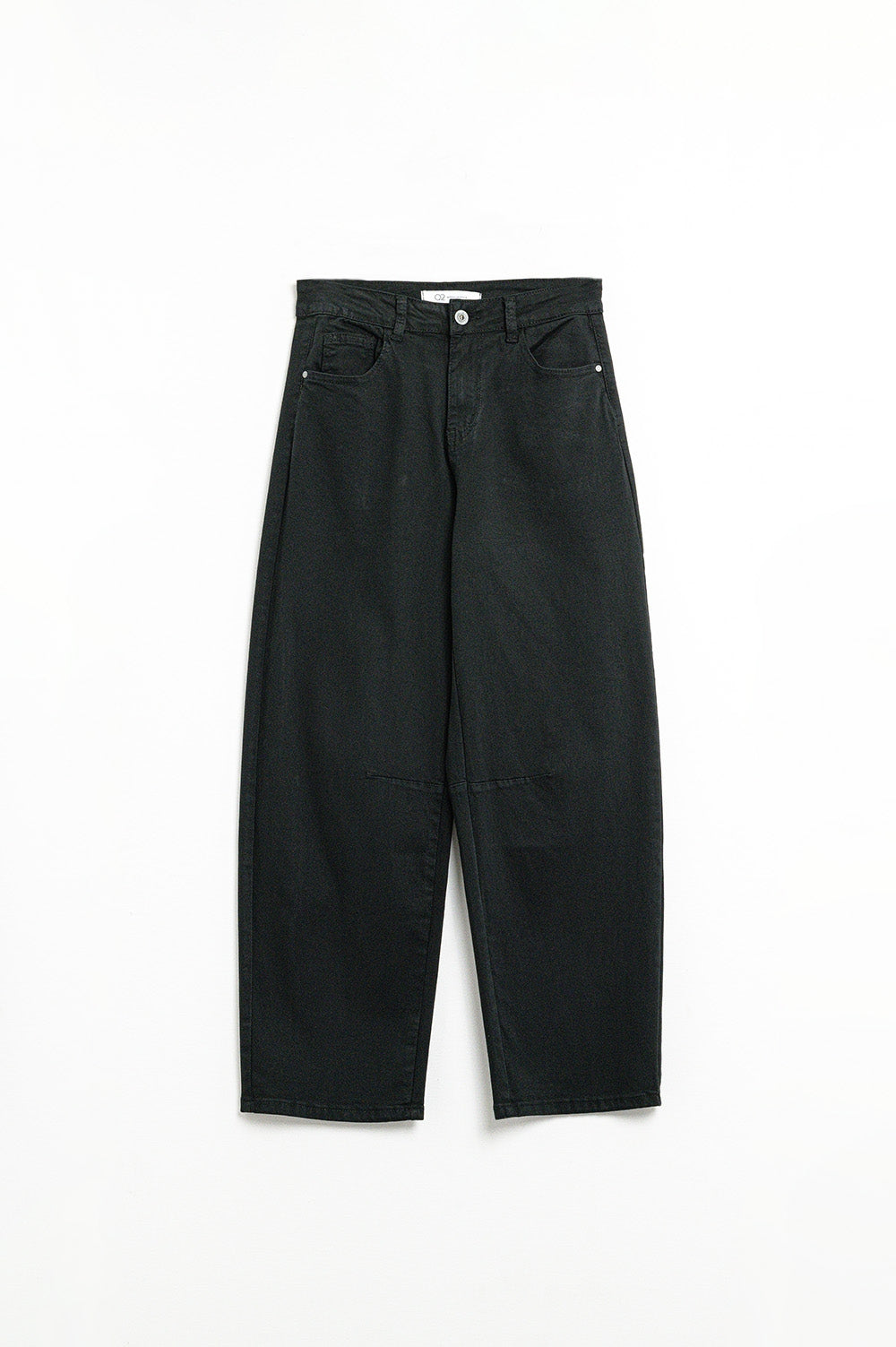 Foto de producto (flat lay) de unos pantalones vaqueros negros con silueta curva barrel leg sobre fondo blanco.