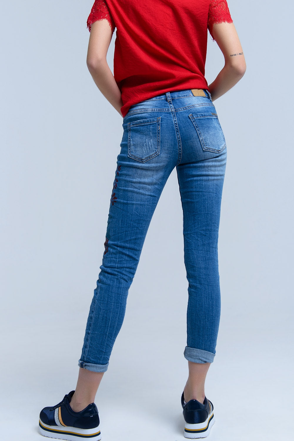 Jeans pitillo con flores pintadas