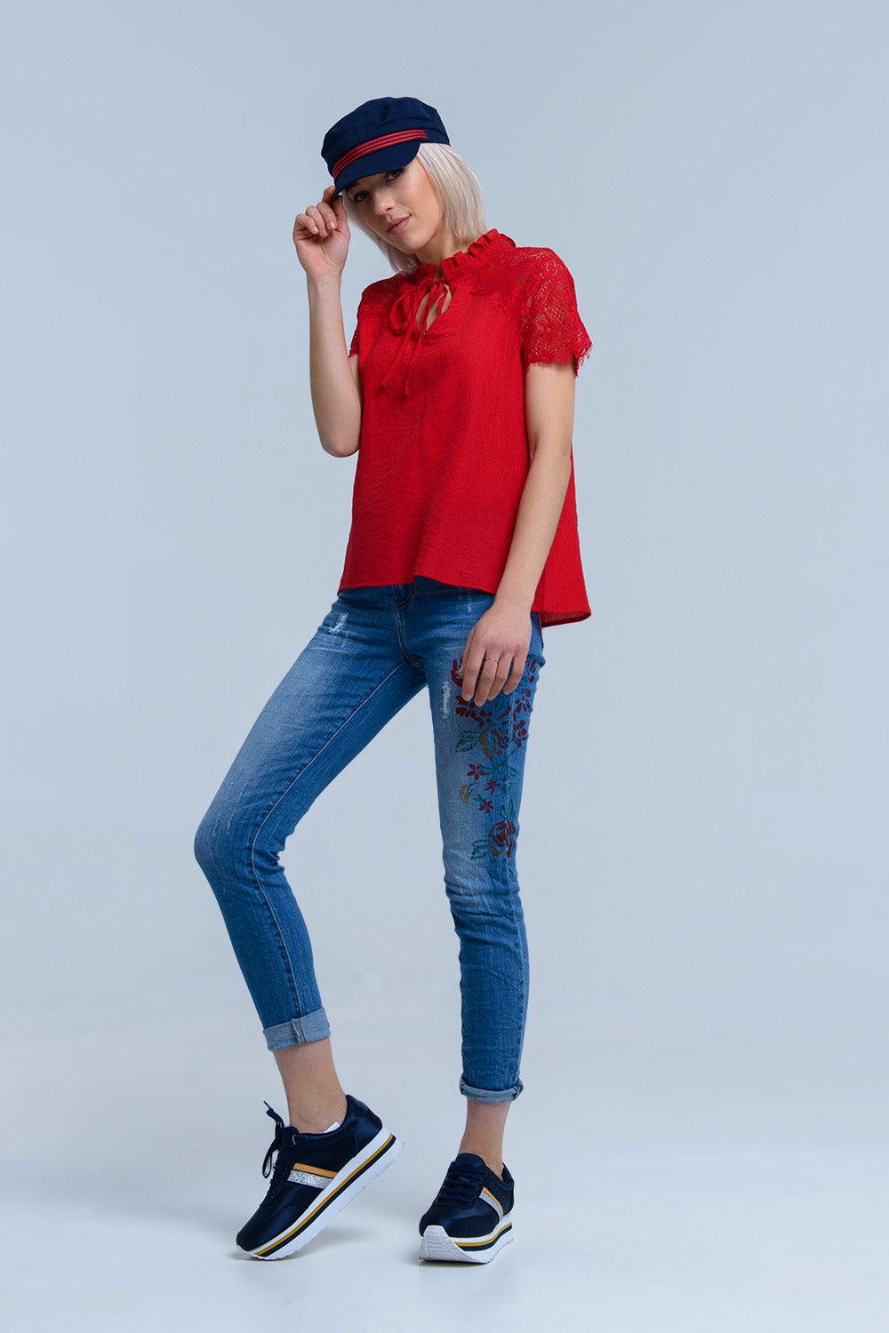 Jeans pitillo con flores pintadas