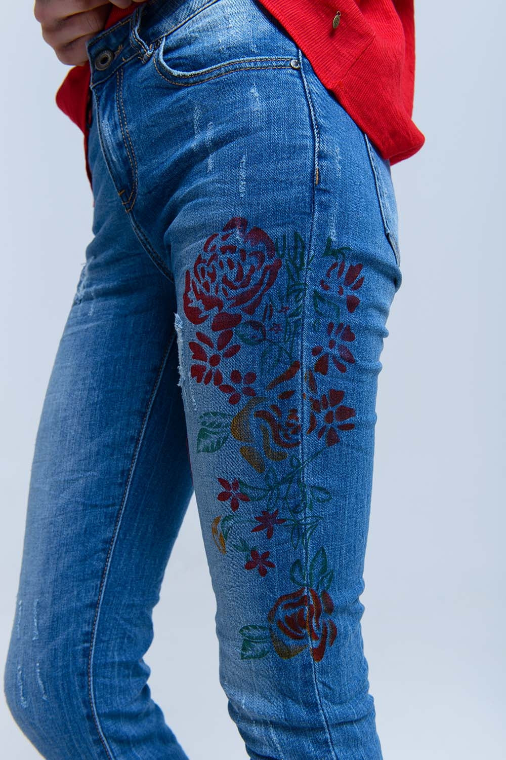 Jeans pitillo con flores pintadas