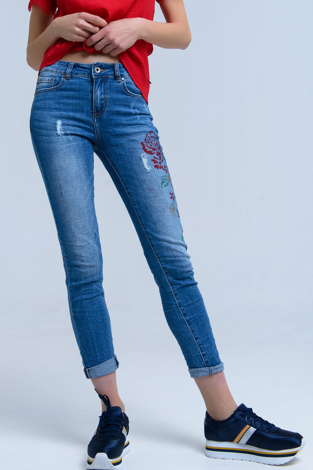 Jeans pitillo con flores pintadas