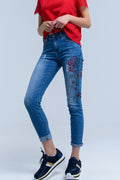 Jeans pitillo con flores pintadas