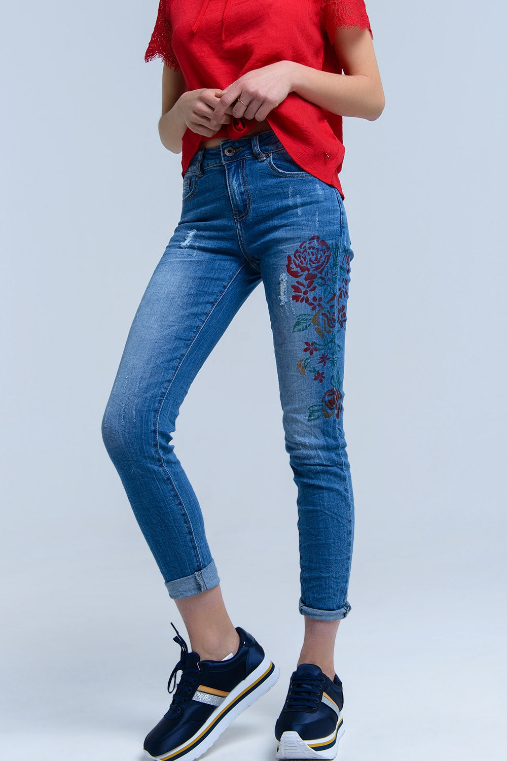 Jeans pitillo con flores pintadas