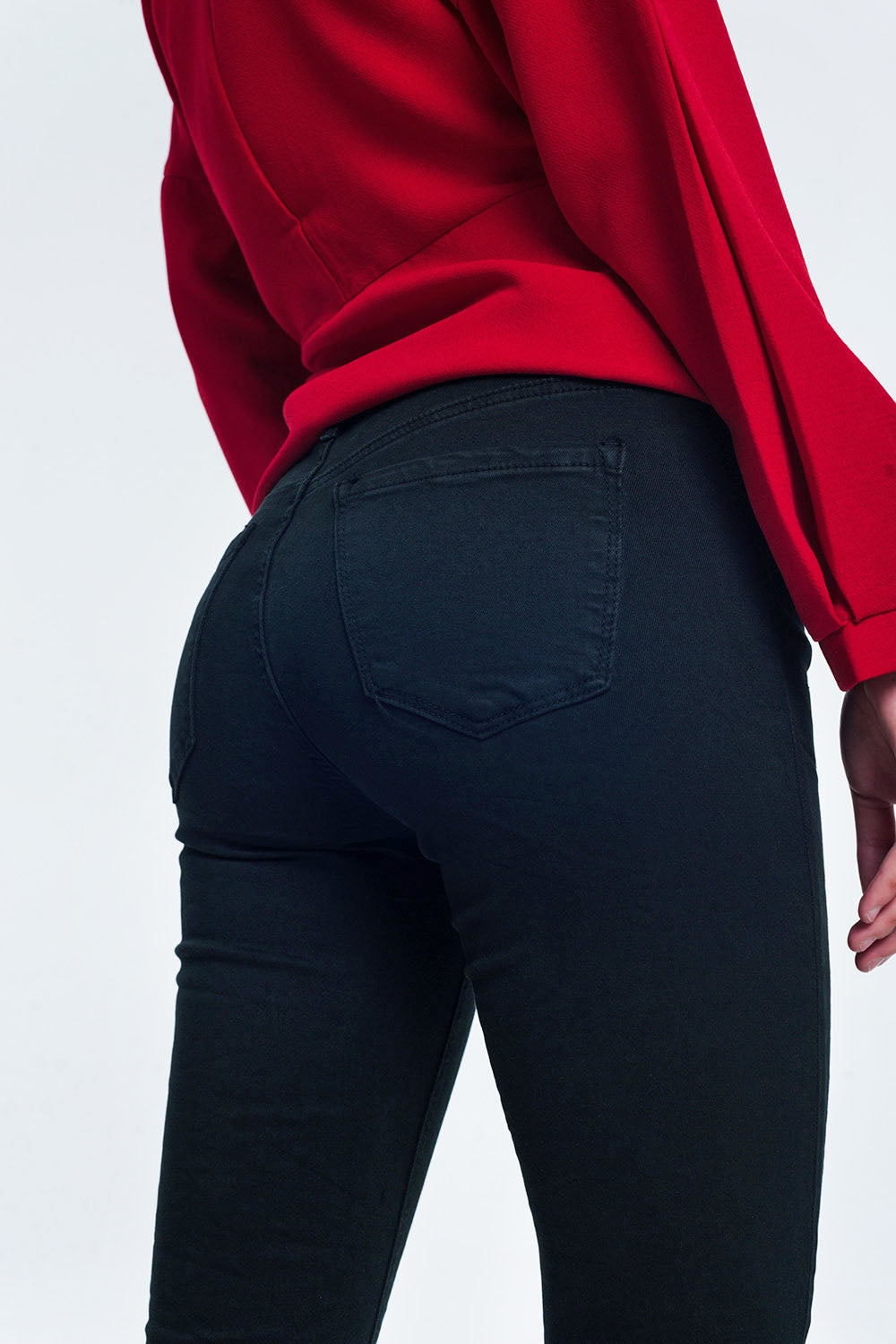 Pantalón vaquero pitillo de mujer en color negro, corte ajustado elástico con bolsillos funcionales.