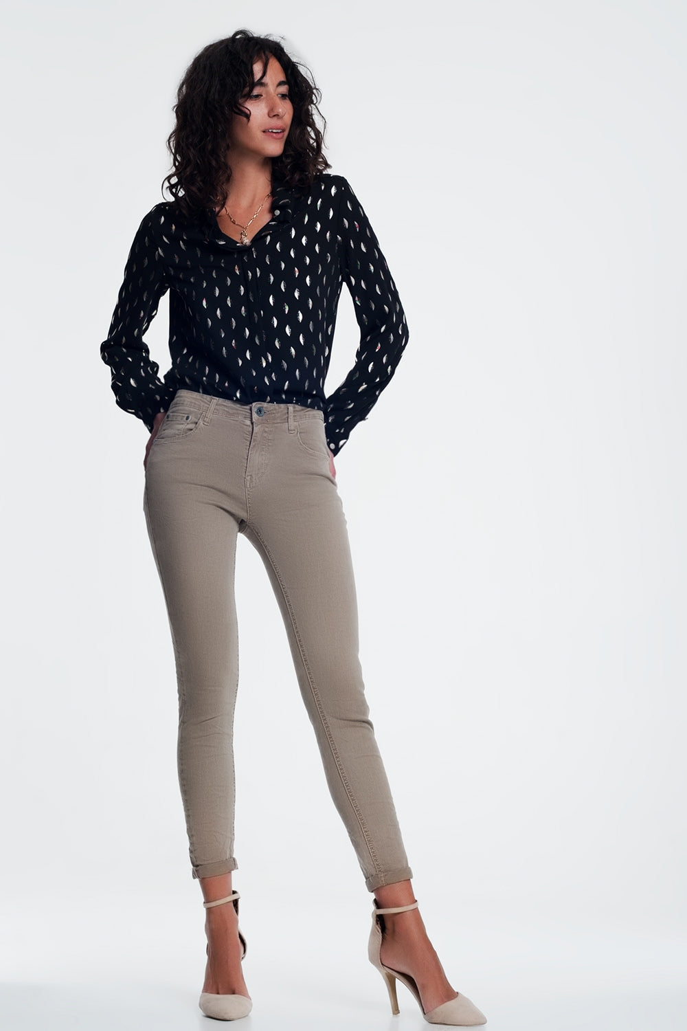 Vaqueros pitillo de talle alto para mujer en color beige arena, tejido elástico con bolsillos delanteros y traseros.