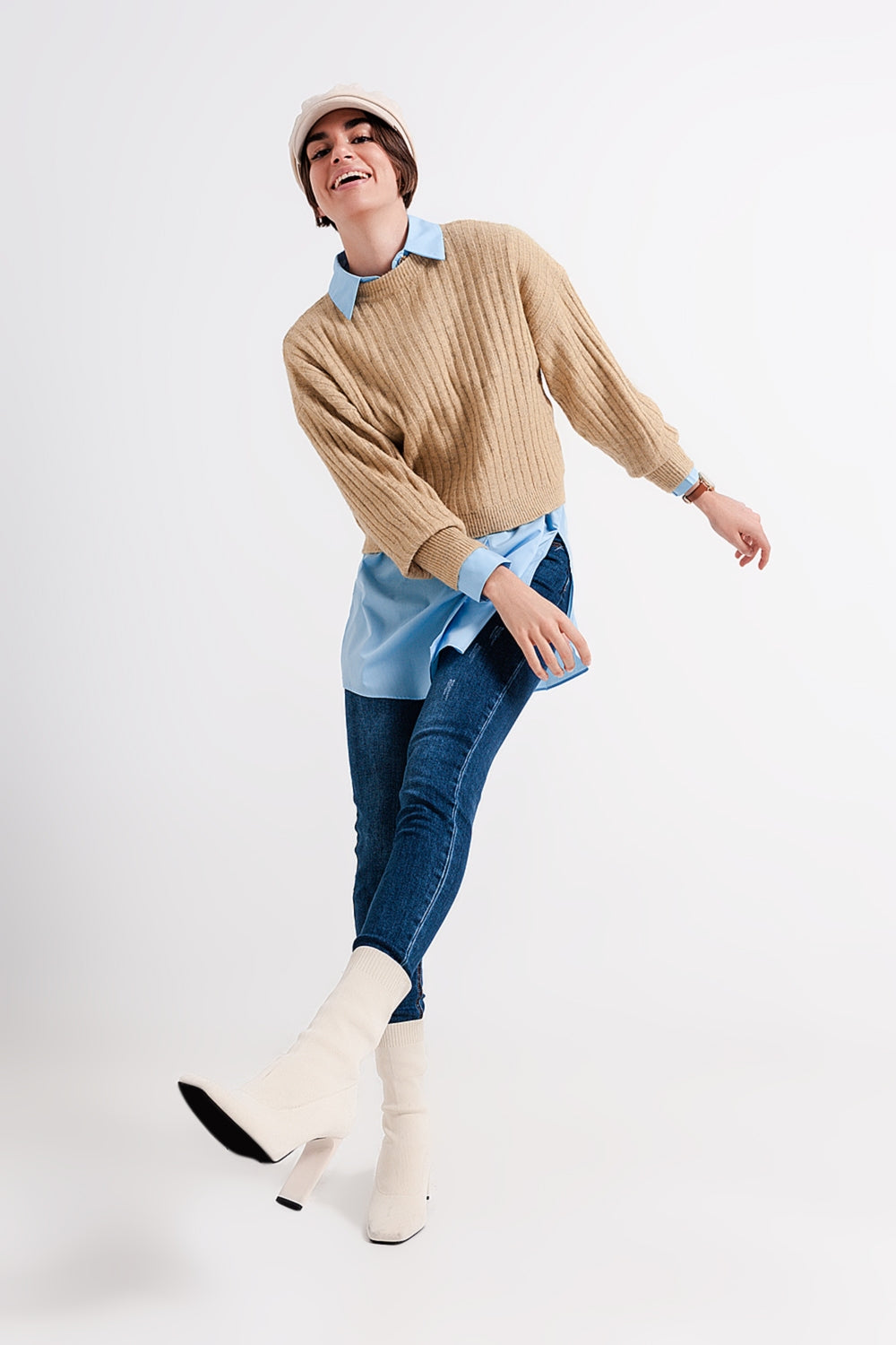 Look completo con jersey de punto cropped en beige, camisa y vaqueros.
