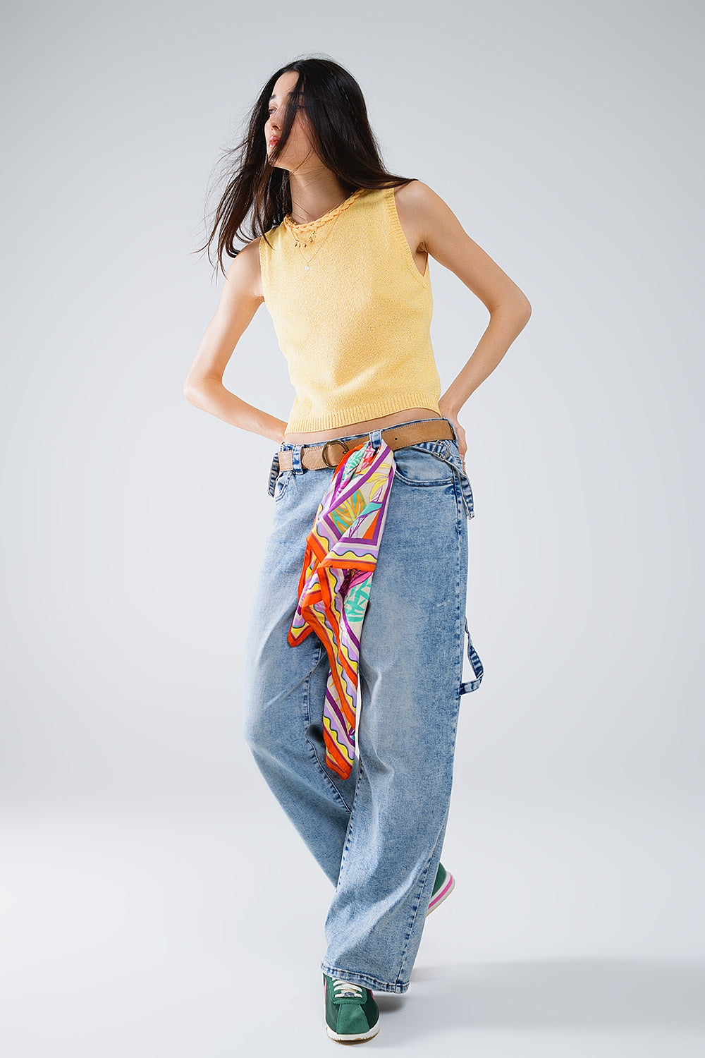 Jersey amarillo sin mangas con cuello redondo y detalle de trenza en el escote