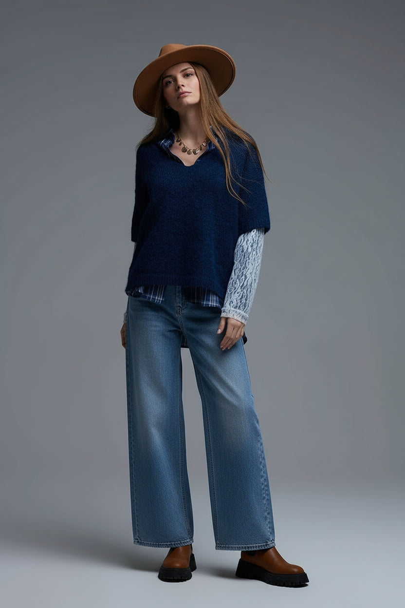 Jersey azul marino con cuello en V y mangas de encaje blanco en contraste