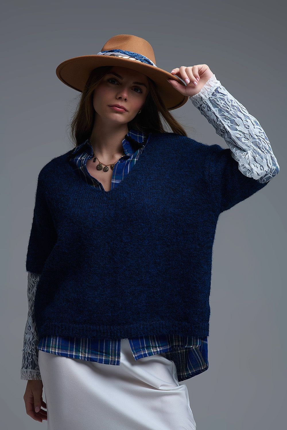 Jersey azul marino con cuello en V y mangas de encaje blanco en contraste