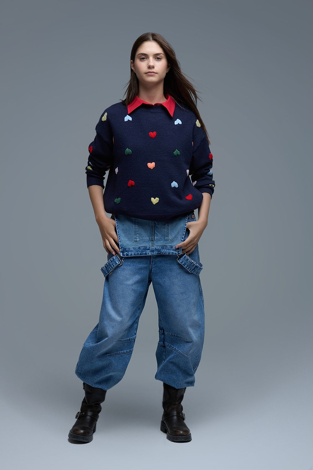 Jersey azul marino de cuello redondo con corazones bordados multicolor