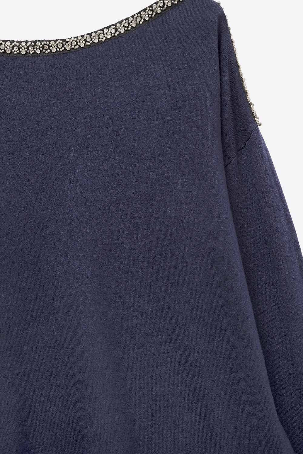 Jersey azul marino de punto fino con cuello barco y detalle de strass