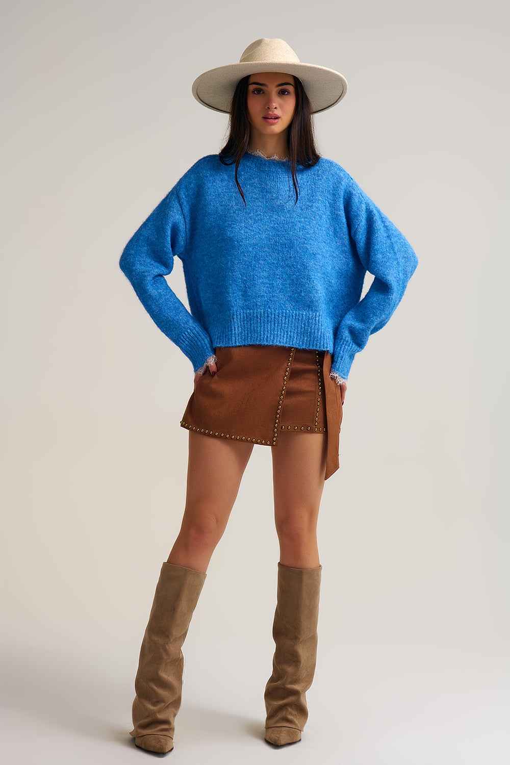 jersey azul eléctrico oversize con detalles de encaje en cuello y puños