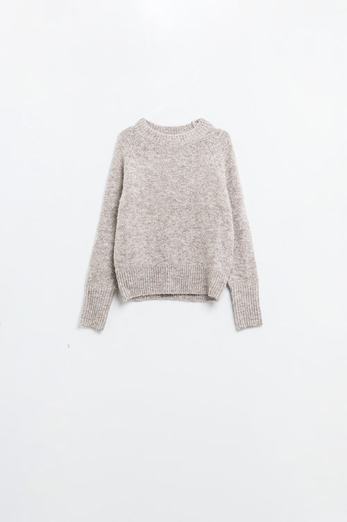 Foto de producto sobre fondo blanco de un jersey básico de punto color beige jaspeado con mangas raglán.