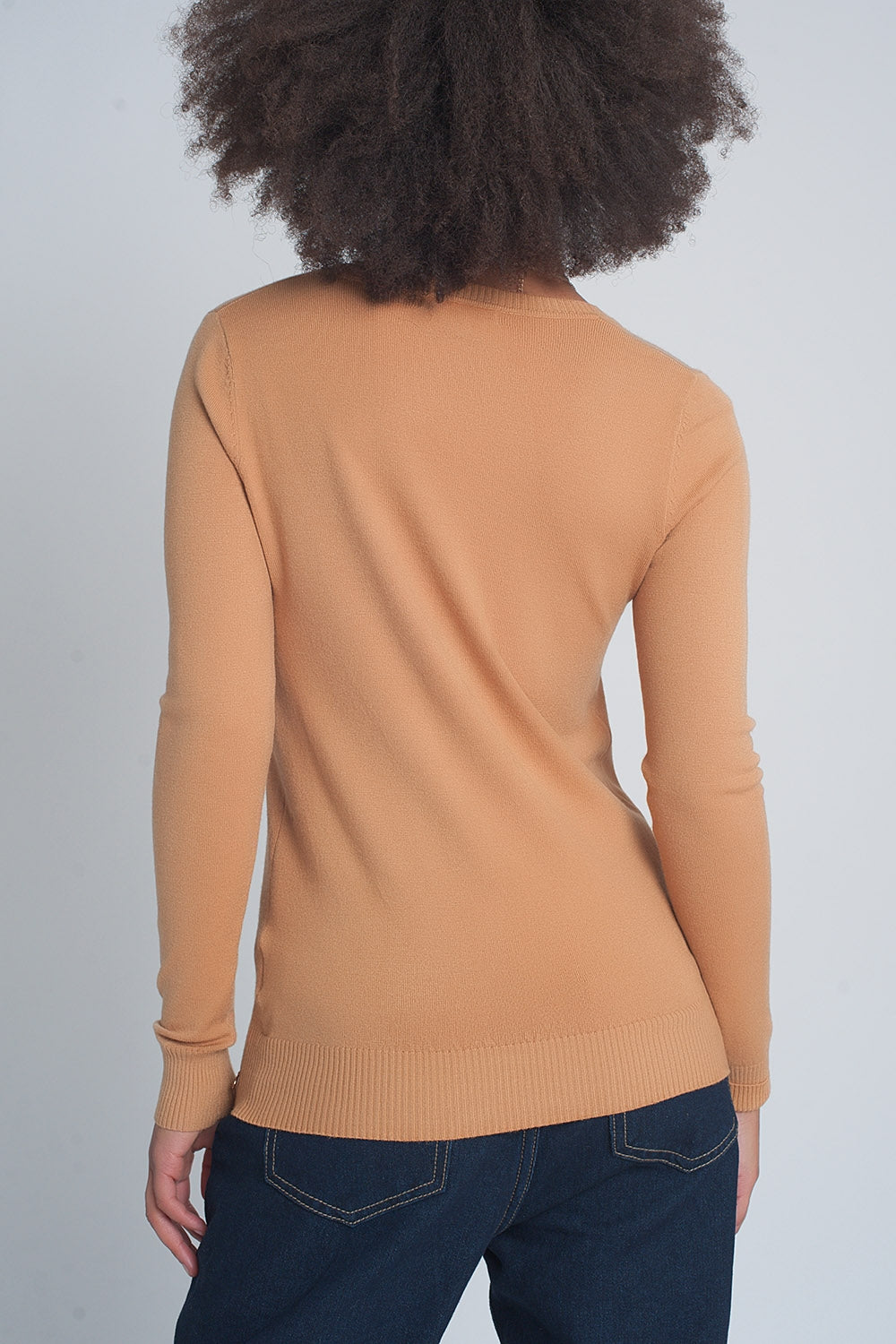 Jersey basico suave con cuello pico en color camel