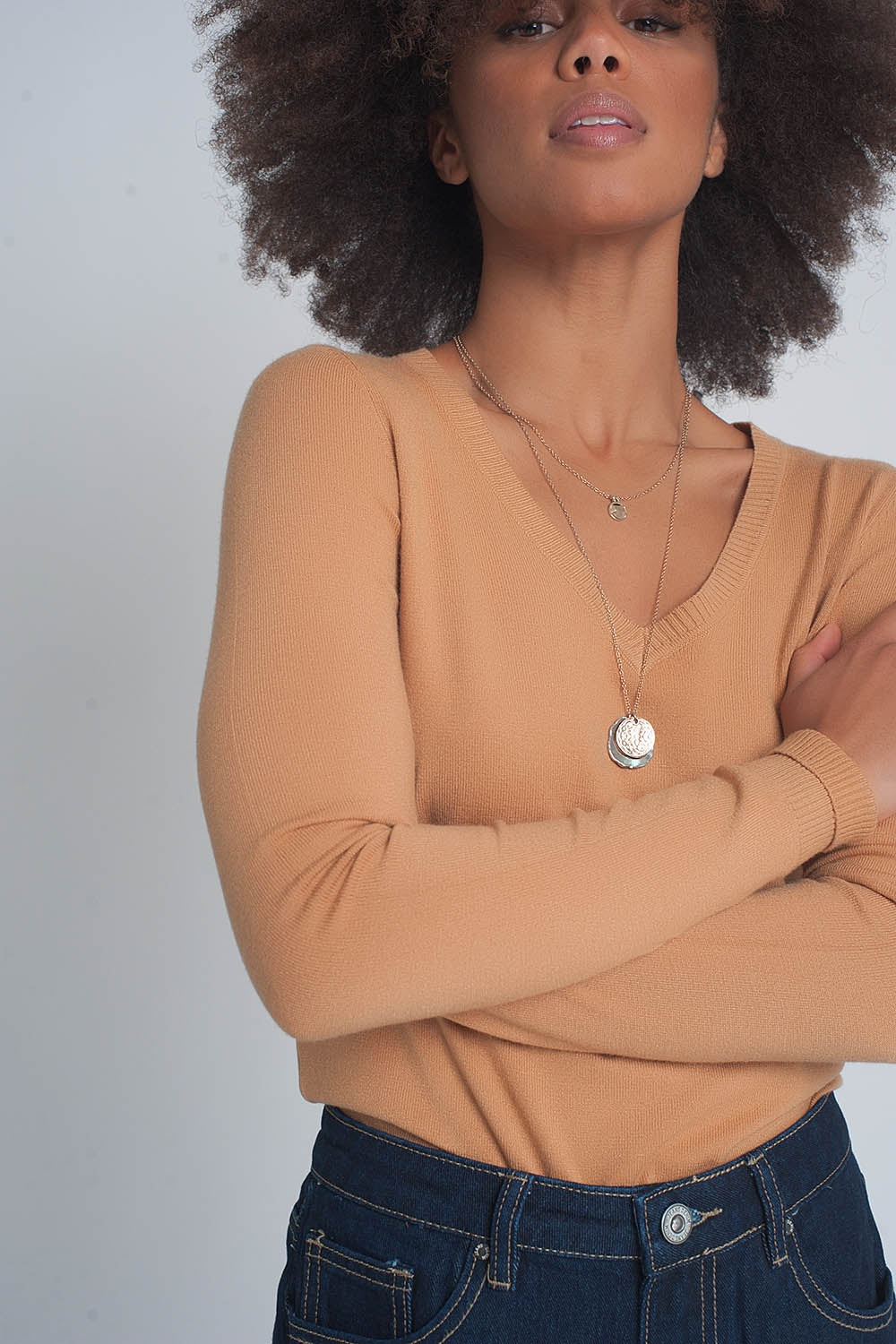 Jersey basico suave con cuello pico en color camel