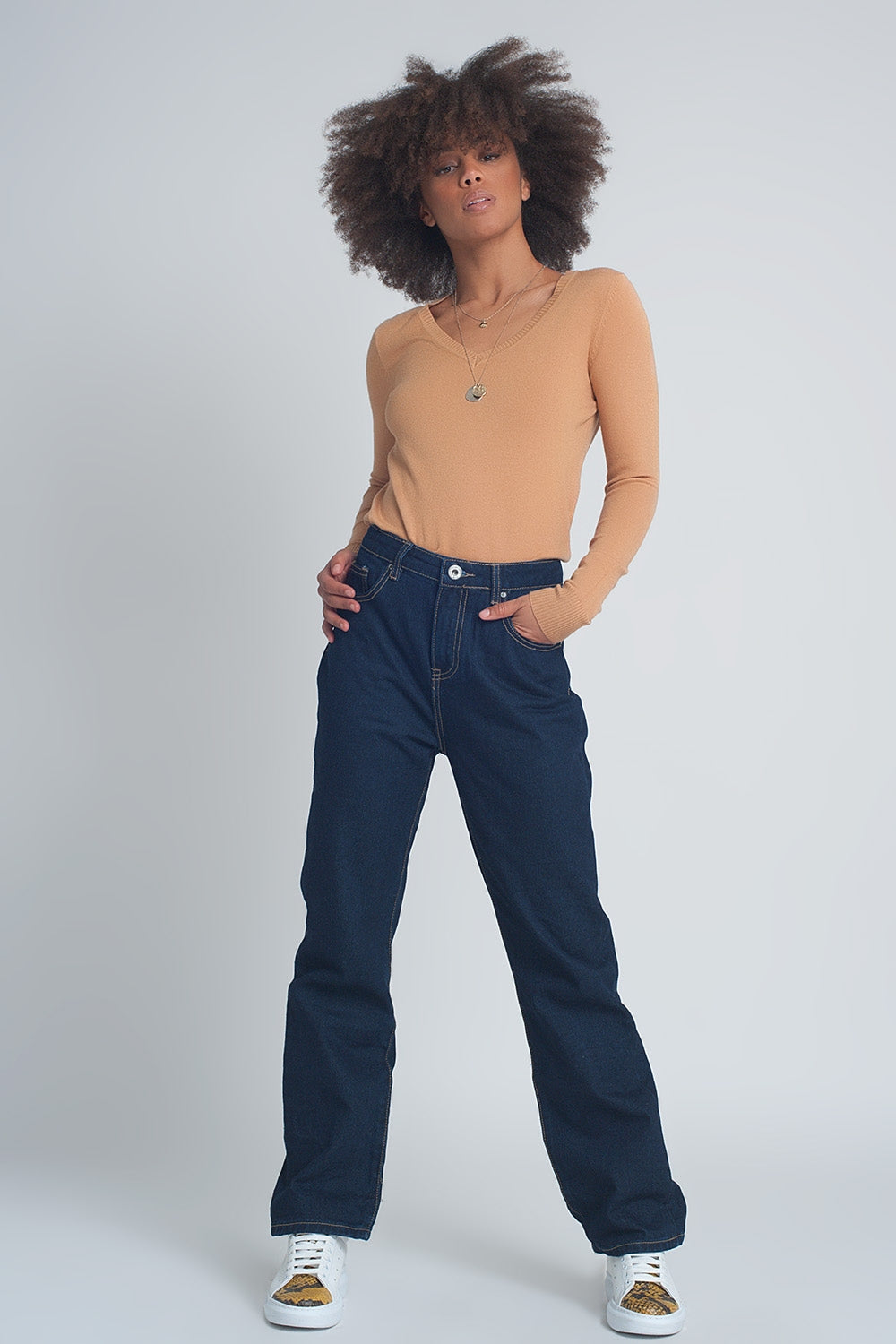 Jersey basico suave con cuello pico en color camel