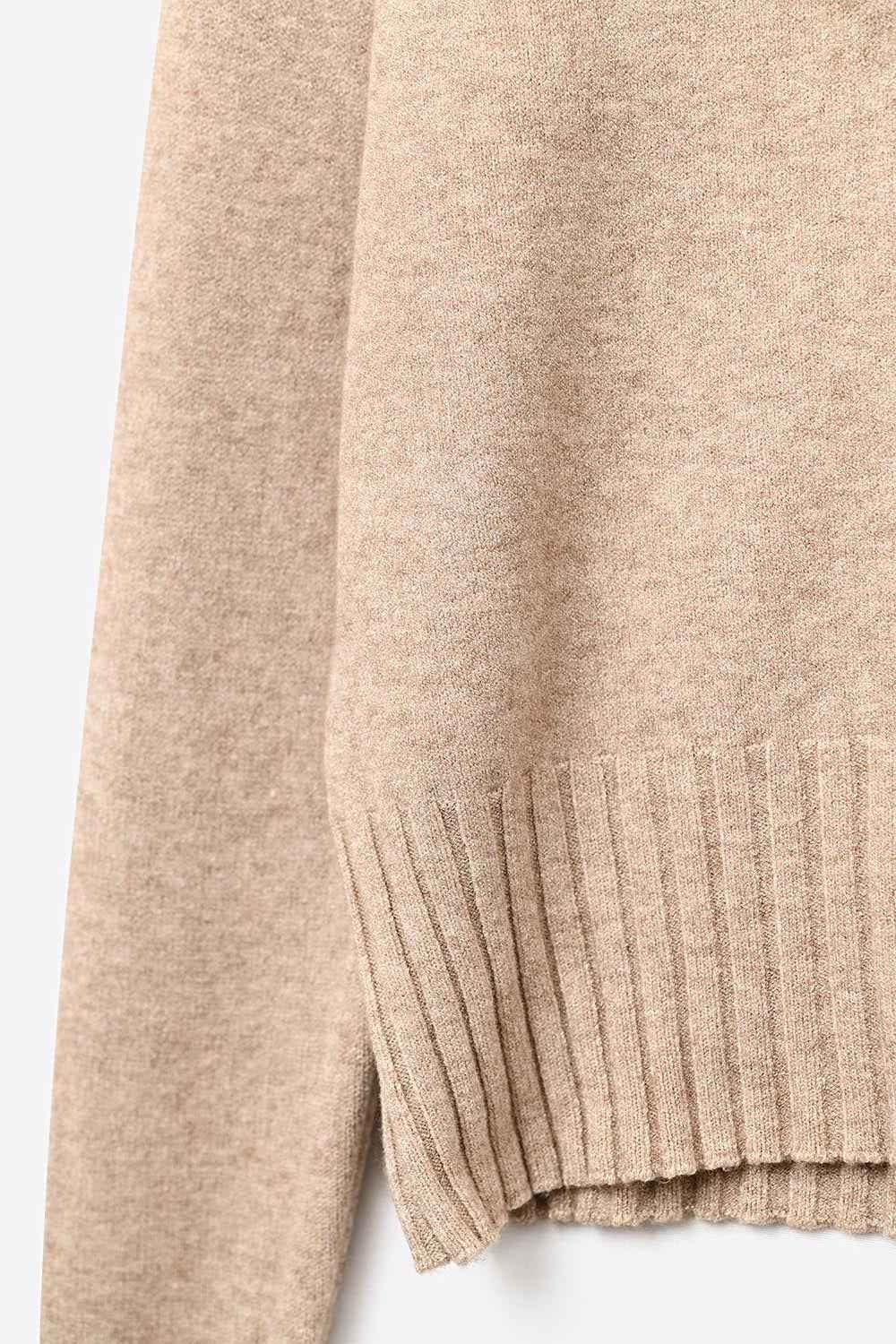 Jersey de punto suave beige con puños y cuello de canalé 