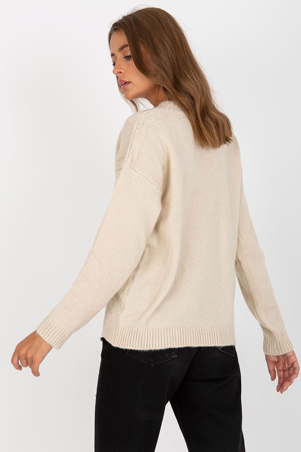 Vista trasera de jersey beige de punto con corte holgado.