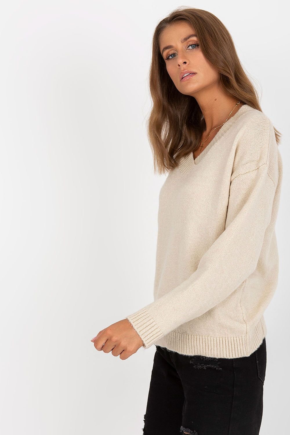 Mujer con jersey beige de punto cuello en V, vista frontal.